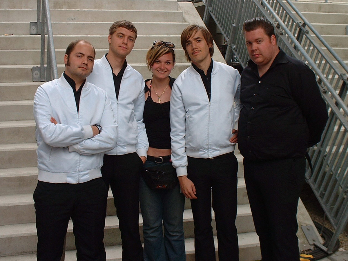 Nina mit der Band The Hives. (c) ZVG