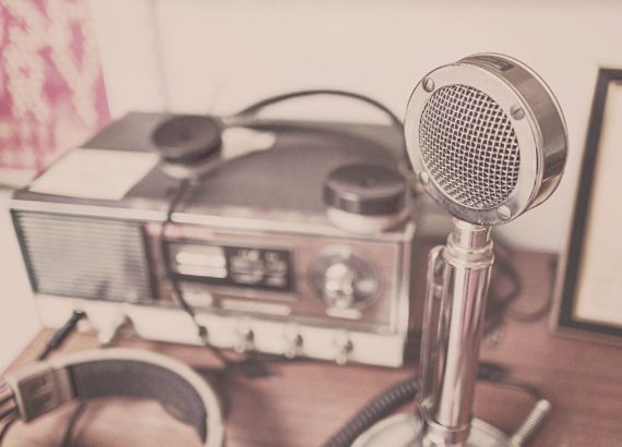 Covid allein zu Haus, Podcast, Kopfhörer, Arbeitsplatz, Home Office