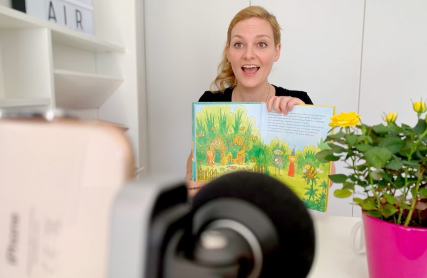 Sprecherin Nina-Carissima Schönrock liest Kinderbücher für die “Wuselstunde”