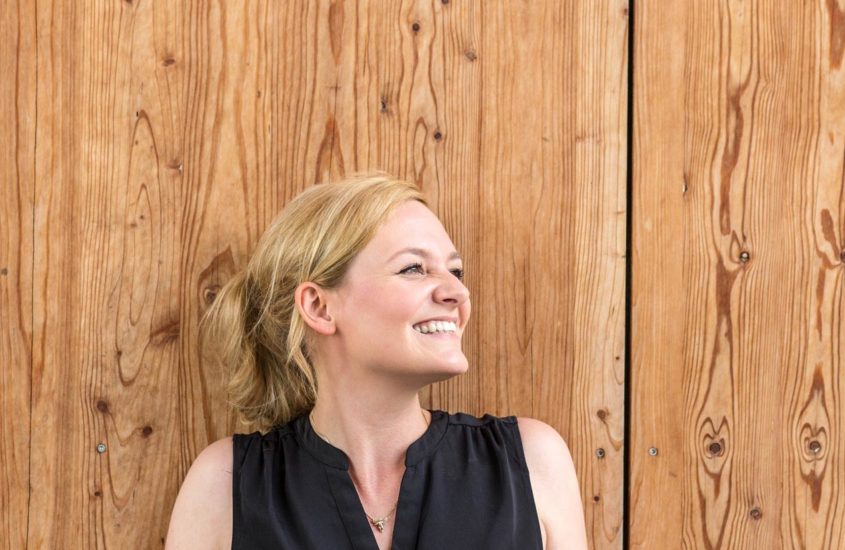 Moderatorin Nina-Carissima Schönrock liest für LeseLounge e.V.
