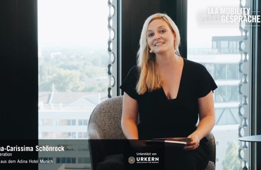Nina-Carissima Schönrock als Moderatorin auf der IAA Mobility