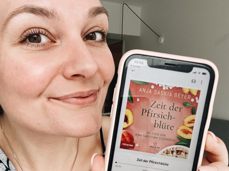 Hörbuch zu Zeit der Pfirsichblüte, Anja Saskia Beyer, Hörbuchsprecherin Nina-Carissima Schönrock